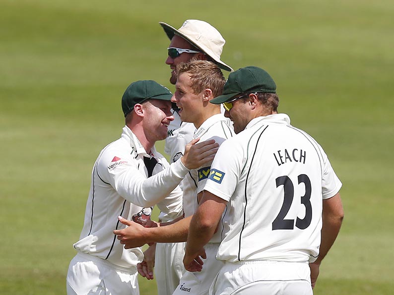 Charlie Morris is the centre of attention after taking a wicket for Worcestershire <br>credit: https://www.ppauk.com/photo/1405310/