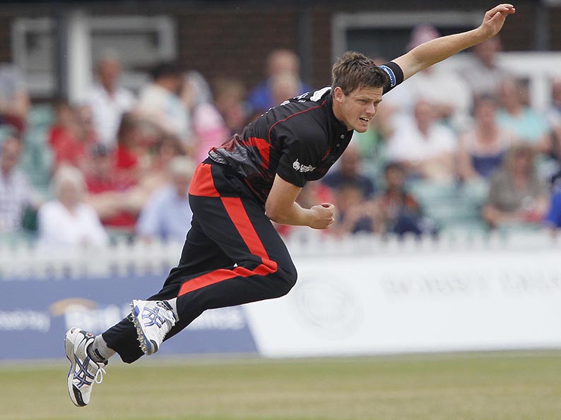 Wayne White bowling flat out for Leicestershire during his stint at Grace Road