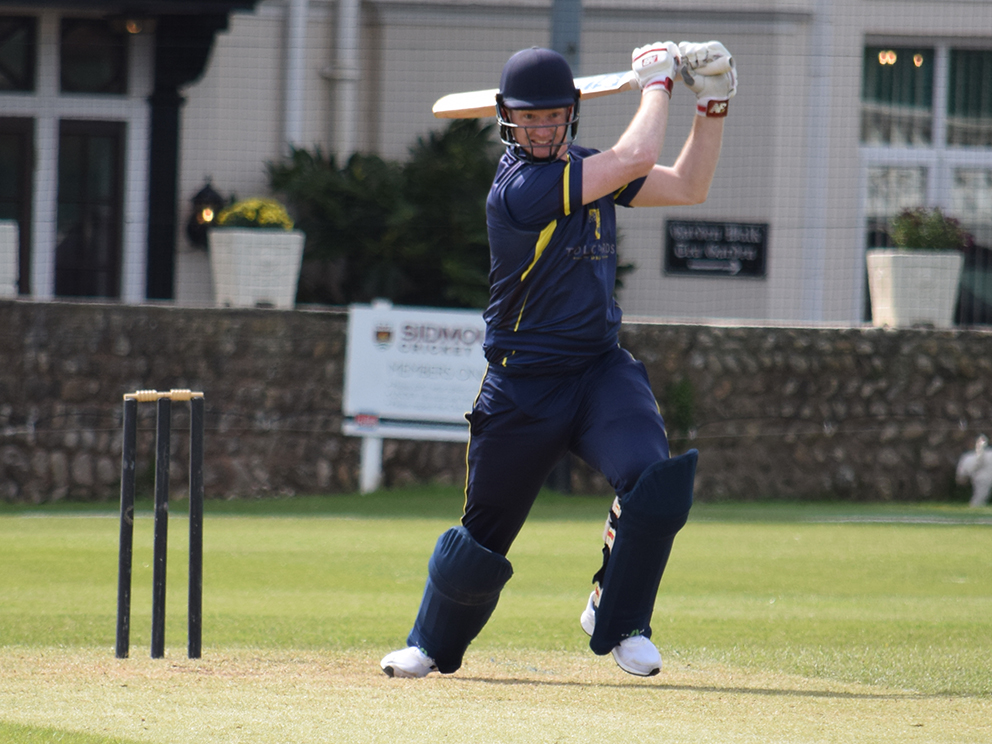 Elliot Staddon puts bat to ball on his way to a quickfire 40 off 38 balls