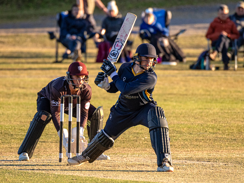 Matt Whalley deploys the reverse slog-sweep as Devon's run-chase heats up | Julen Beer