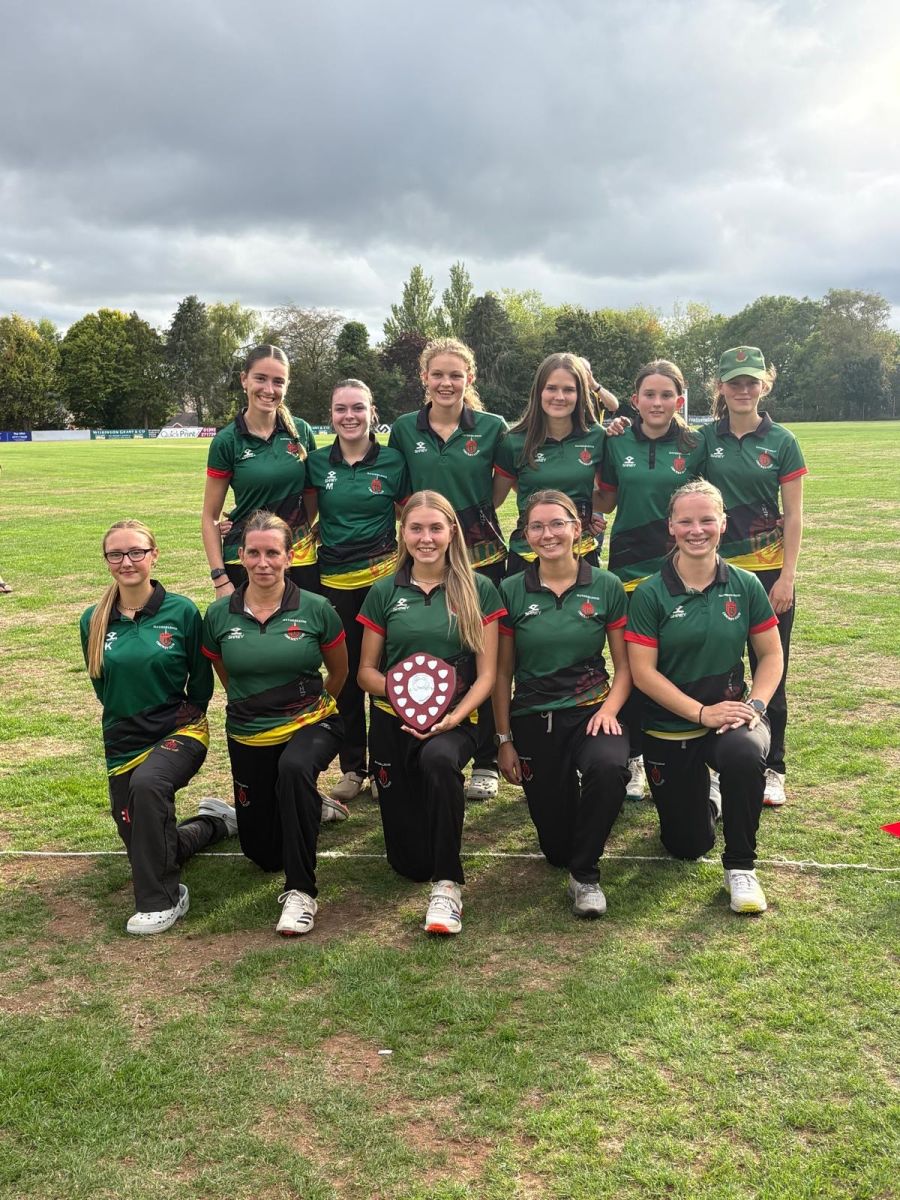 Captain Jess Rose and her victorious T20 Plate squad <br>credit: Chris Sleep 